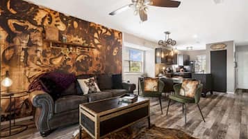 Condo, várias camas, sacada, vista para o jardim (Time Traveler Suite) | Área de estar | TV de tela plana 42 polegadas com canais digitais