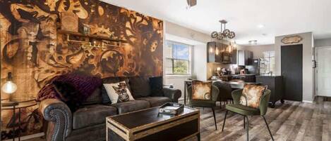 Lejlighed - flere senge - balkon - udsigt til have (Time Traveler Suite) | Opholdsområde | 42-tommers fladskærms-tv med digitale kanaler