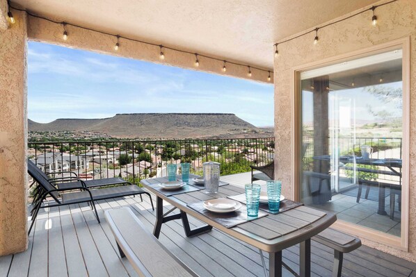 Appartamento, letti multipli, balcone, vista montagna | Ristorazione all'aperto