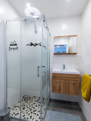 Dusche, Haartrockner, Handtücher, Toilettenpapier