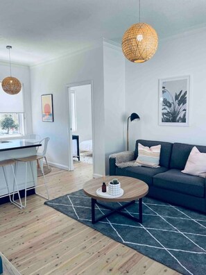 Smart TV, books - 5* Location ~ 200m to the Sand ~ Stylish & Bright (Sydney)