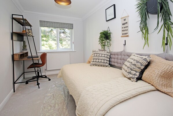 2 bedrooms, desk, iron/ironing board, travel cot