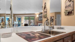 Condo, Plusieurs lits, foyer, vue sur le jardin (Wimbledon Beauty) | Intérieur