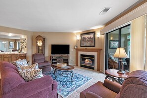 Living area - Wimbledon Beauty - Cozy and Charming (Branson)