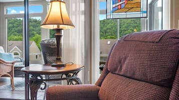 Leilighet, flere senger, peis, hageutsikt (Wimbledon Beauty) | Oppholdsområde | En 42-tommers Flatskjerm-TV med digitale kanaler