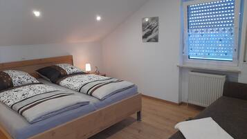 2 Schlafzimmer, Reisekinderbett, kostenloses WLAN, Bettwäsche