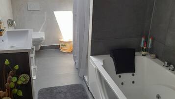 Een bubbelbad, een haardroger, handdoeken, zeep