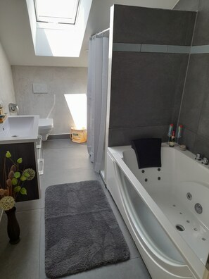 Jetted bath, hair dryer, towels, soap - Spacious and family-friendly vacation apartment (pet-friendly) (Ainring)