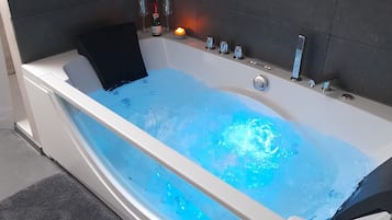 Whirlpool, Haartrockner, Handtücher, Seife