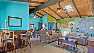 Rumah, 2 Tempat Tidur Queen, akses ke kolam renang, pemandangan samudra | Area keluarga | TV dan perapian