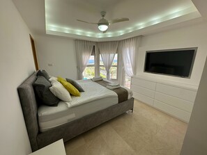 Leilighet, balkong | Safe på rommet, skrivebord, strykejern/-brett og sengetøy