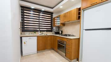 Departamento, balcón | Cocina privada | Refrigerador, microondas, horno y parrilla de estufa