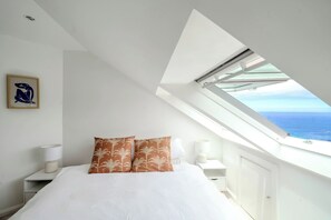 2 bedrooms, desk, iron/ironing board, travel cot - Bronte Beach with views, footsteps to the beach! (Bronte)