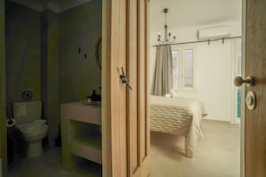 Shower, hair dryer, towels, soap - Seabed Suites Mykonos (Mykonos)