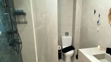 Suihku, hiustenkuivaaja, pyyhkeet, saippua