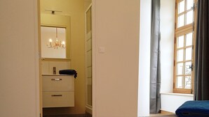 A bedroom with a window, a bed, a bedside table, and a wardrobe. - Château à 5mn des Sentiers (Charbogne)