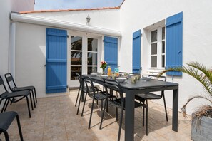 تناول الطعام بالخارج