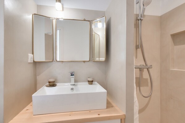 Shower, hair dryer - Studio with terrace 250 meters from the port (Rivedoux-Plage)