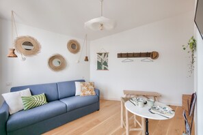 TV - Studio with terrace 250 meters from the port (Rivedoux-Plage)