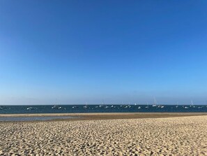 Vlak bij het strand, ligstoelen
