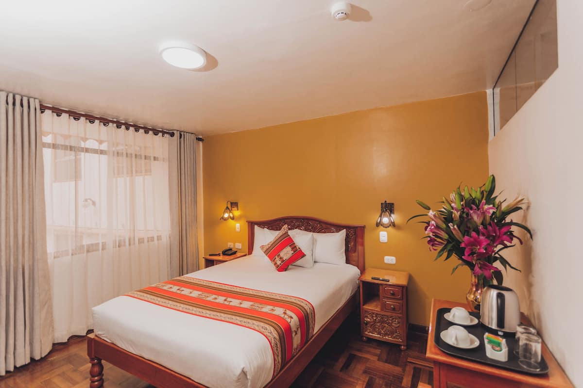 1 bedroom, Egyptian cotton sheets, premium bedding, down duvets