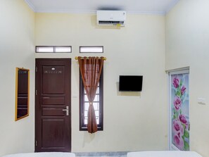 Desk, free WiFi, bed sheets - SPOT ON 90659 Griya Tentrem Syariah (Bandar Lampung)