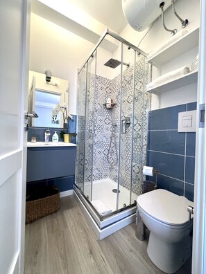 Bruser, hårtørrer, håndklæder, Sæbe