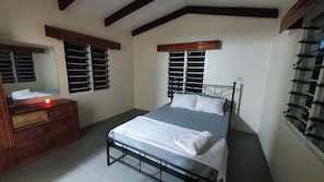 2 slaapkamers, een bureau, een strijkplank/strijkijzer, gratis wifi