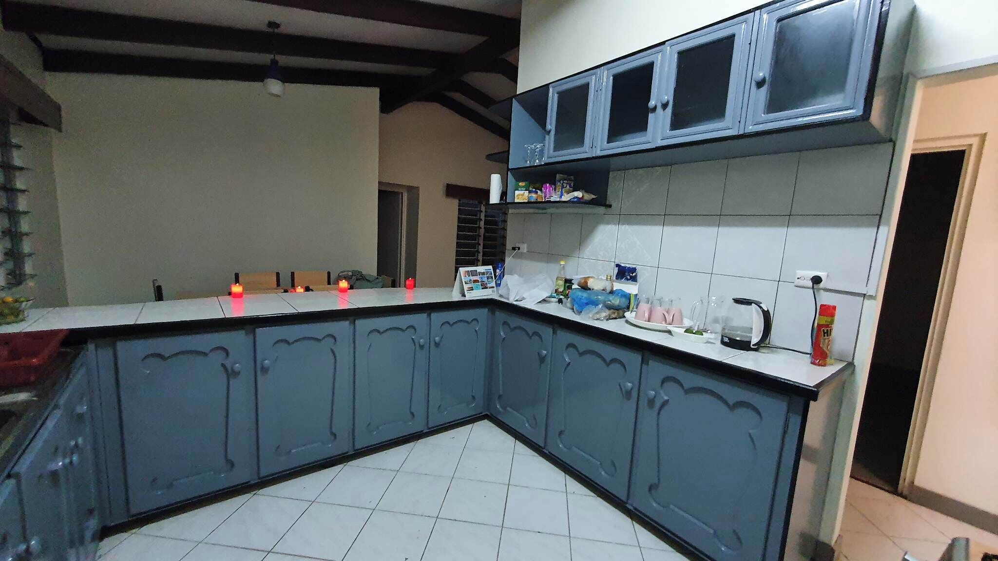 Refrigerador, microondas, parrilla de estufa y tetera eléctrica 