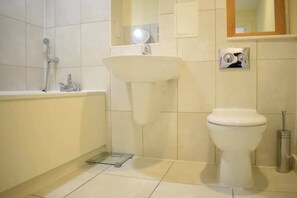 Basic-Apartment, 2 Doppelbetten | Badezimmer | Badewanne, Handtücher, Seife, Shampoo