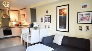 Basic-Apartment, 2 Doppelbetten | Wohnbereich | Fernseher