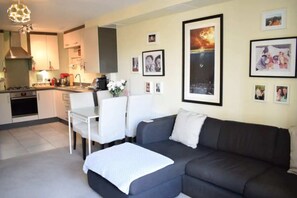 Basic-Apartment, 2 Doppelbetten | Wohnbereich | Fernseher