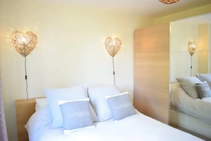 Basic Apartment, 2 Double Beds | 2 bedrooms, iron/ironing board, bed sheets - Lovely 2BD Flat With Balcony - Finsbury Park (London)