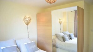 Basic-Apartment, 2 Doppelbetten | 2 Schlafzimmer, Bügeleisen/Bügelbrett, Bettwäsche