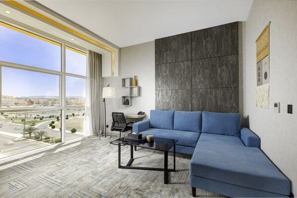 Businesssviitti | Oleskelualue | 43–tuumainen televisio, jossa satelliittikanavat