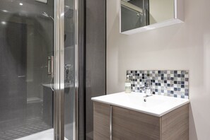 Bathtub - Sleeps 14, 7 Bedrooms, 2 Dogs Welcome, No Smoking, Wood burner, Garden, Cot and Highchair,  Children (Cheltenham)