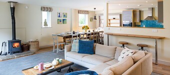 Sleeps 22, 11 Bedrooms, Dogs Welcome, No Smoking, Wood burner, Wi-Fi, Garden, Games Room