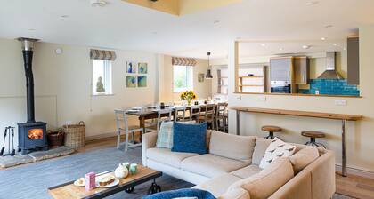 Sleeps 22, 11 Bedrooms, Dogs Welcome, No Smoking, Wood burner, Wi-Fi, Garden, Games Room