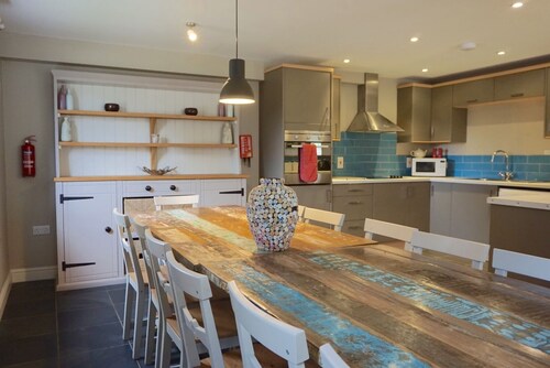 Sleeps 22, 11 Bedrooms, Dogs Welcome, No Smoking, Wood burner, Wi-Fi, Garden, Games Room