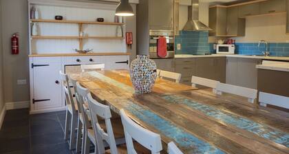 Sleeps 22, 11 Bedrooms, Dogs Welcome, No Smoking, Wood burner, Wi-Fi, Garden, Games Room