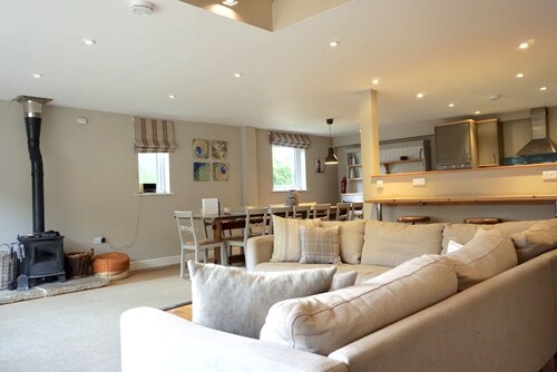 Sleeps 22, 11 Bedrooms, Dogs Welcome, No Smoking, Wood burner, Wi-Fi, Garden, Games Room