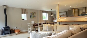 Sleeps 22, 11 Bedrooms, Dogs Welcome, No Smoking, Wood burner, Wi-Fi, Garden, Games Room