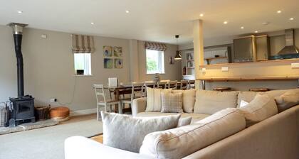 Sleeps 22, 11 Bedrooms, Dogs Welcome, No Smoking, Wood burner, Wi-Fi, Garden, Games Room