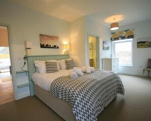 8 bedrooms, WiFi, bed sheets, wheelchair access