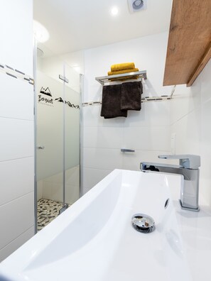 Douche, séchoir à cheveux, serviettes fournies, papier de toilette