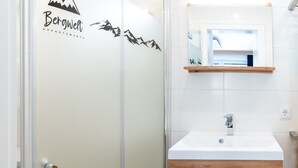 シャワー、ヘアドライヤー、タオル、トイレットペーパー