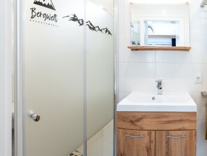 تجهيزات دش، مجففات شعر، مناشف، ورق حمّام