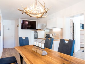 ثلاجة، فرن، موقد طهي مسطح، غسالة أطباق