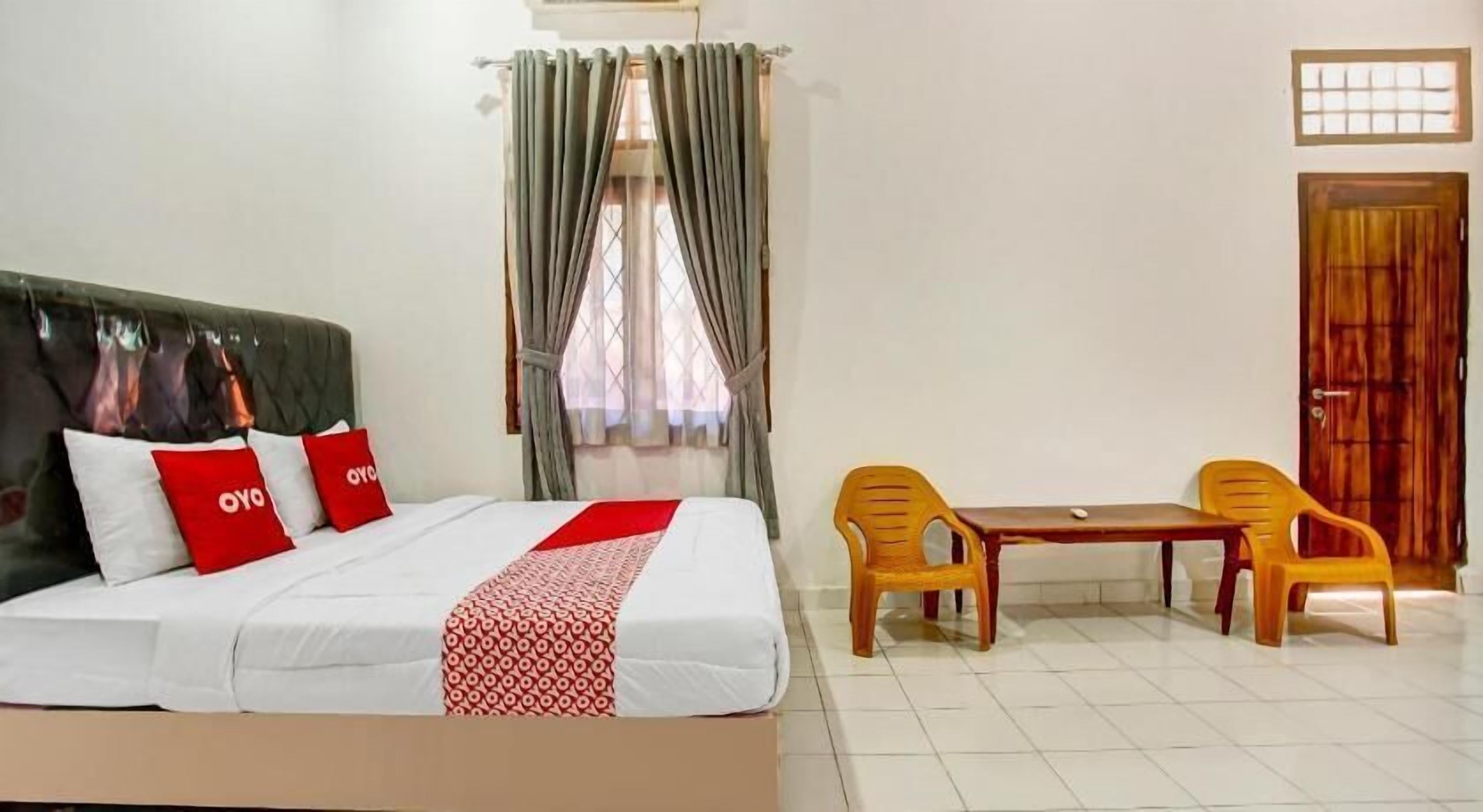 Desk, laptop workspace, free WiFi, bed sheets
