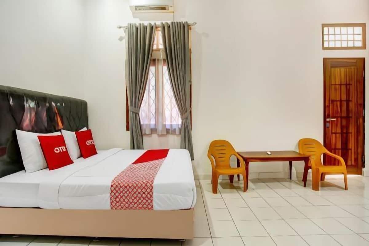 Desk, laptop workspace, WiFi (free), bed sheets